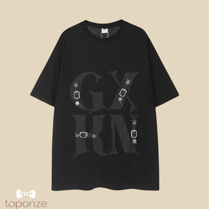 T-Shirt Oversized GXKN com Letras em Aplicação e Fivelas – Estilo Streetwear
