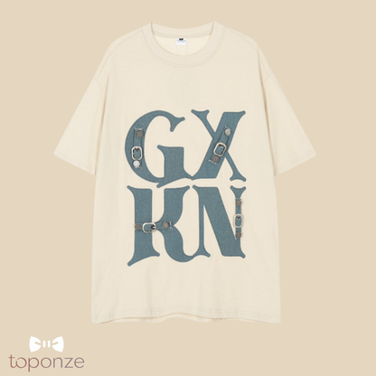T-Shirt Oversized GXKN com Letras em Aplicação e Fivelas – Estilo Streetwear