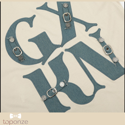 T-Shirt Oversized GXKN com Letras em Aplicação e Fivelas – Estilo Streetwear